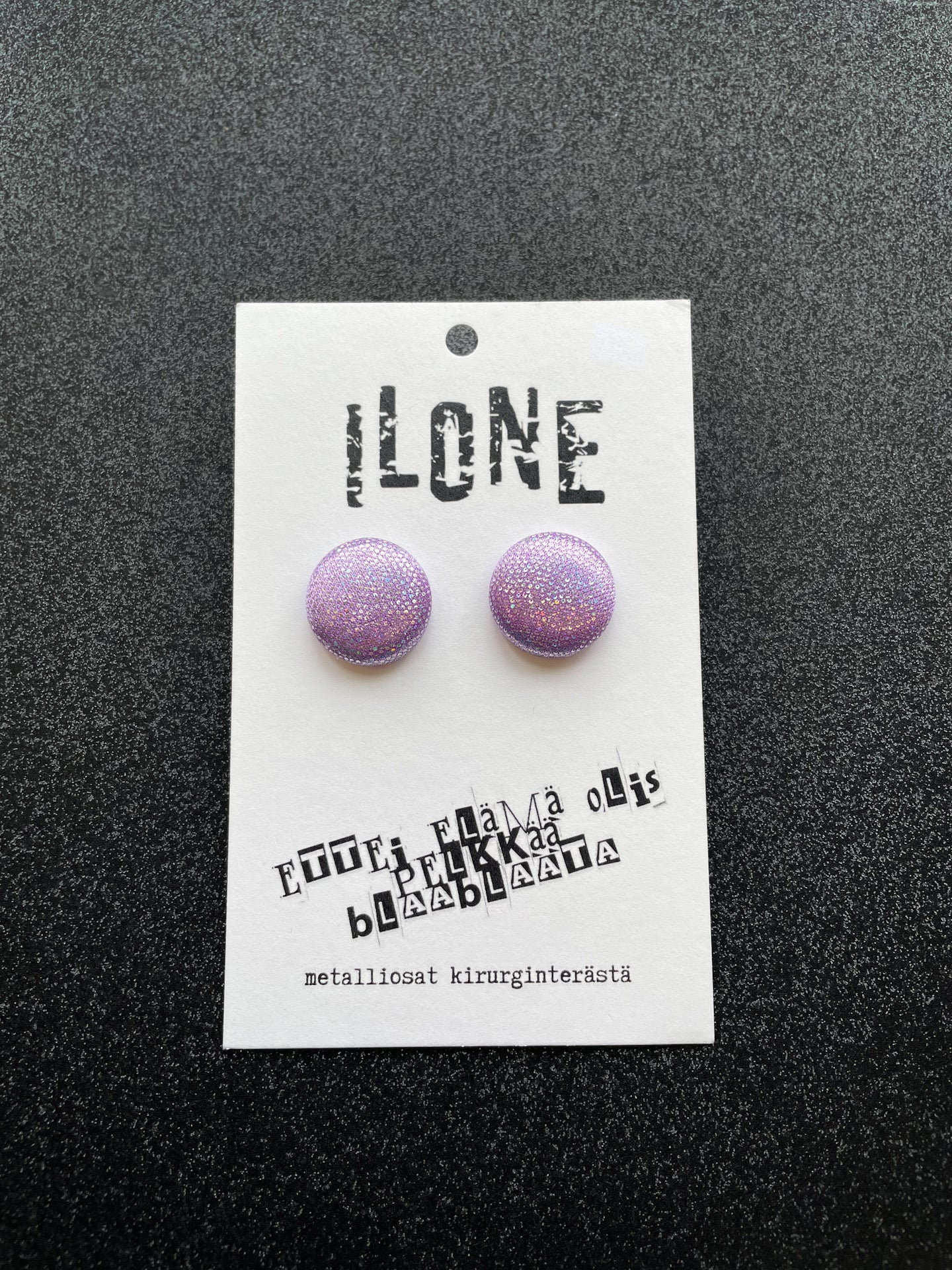 Ilone violetit kimaltavat nappikorvakorut