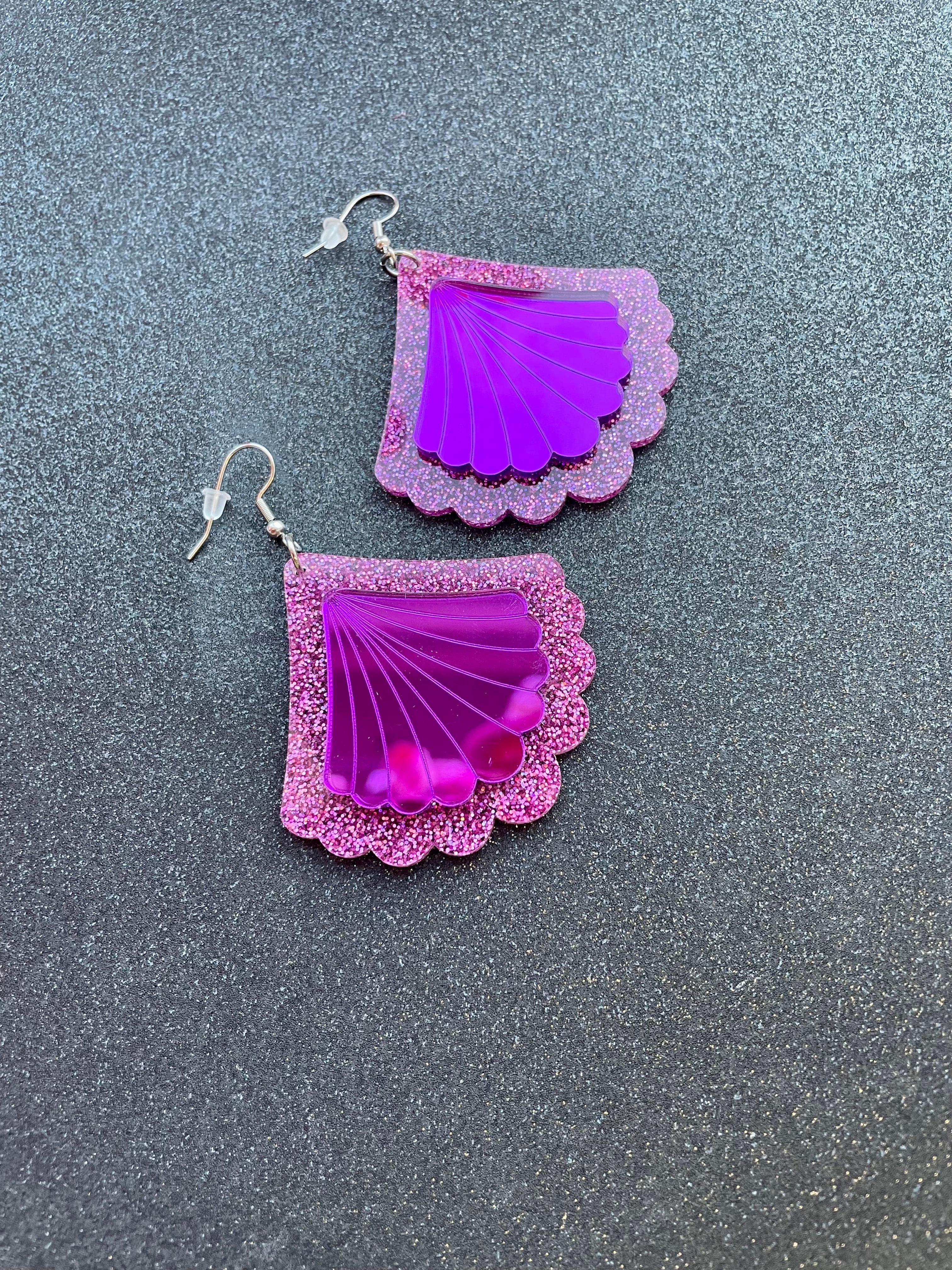 Ruffle Army violetit glittersimpukkakorvakorut