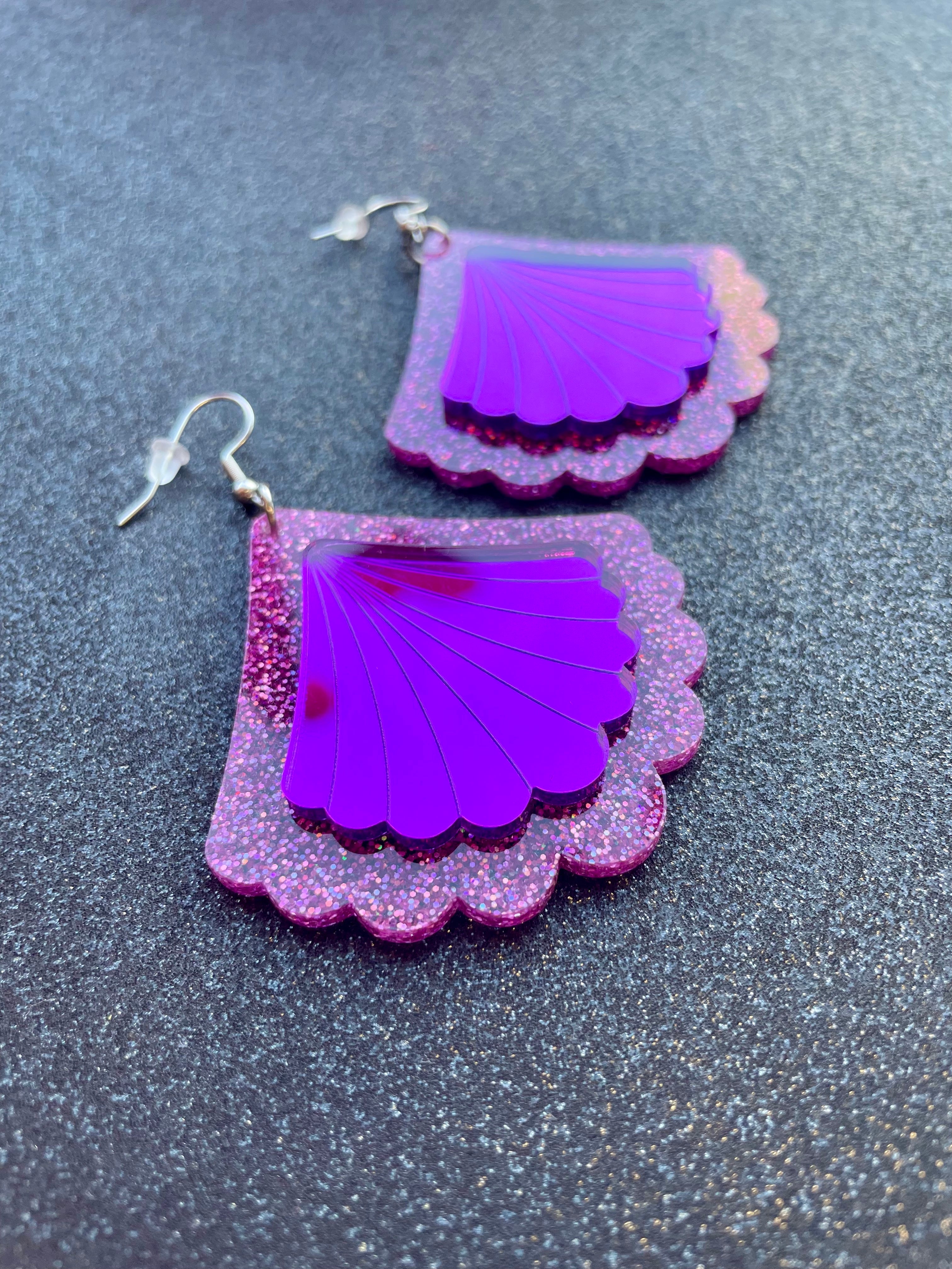 Ruffle Army violetit glittersimpukkakorvakorut
