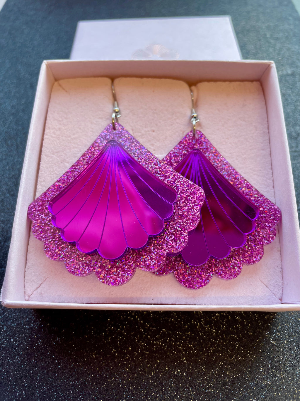 Ruffle Army violetit glittersimpukkakorvakorut